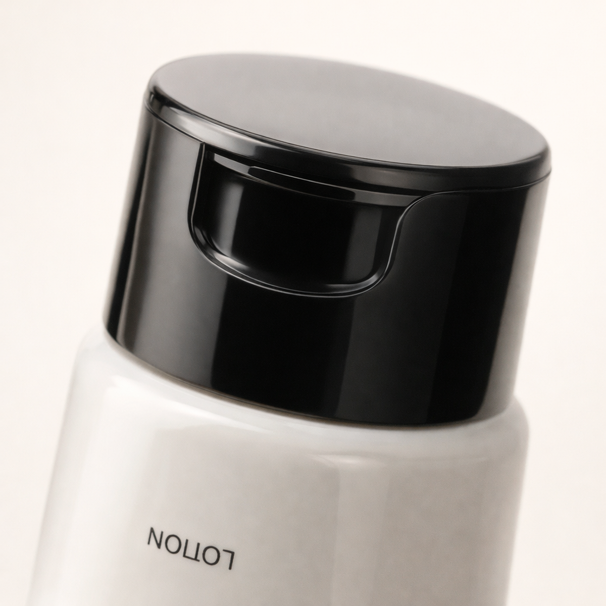 Roccobarocco Tre Body Lotion cap macro detail gallery showcase